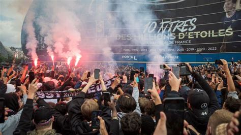 Hinchas del PSG insultan a Messi y piden dimisión de la junta directiva