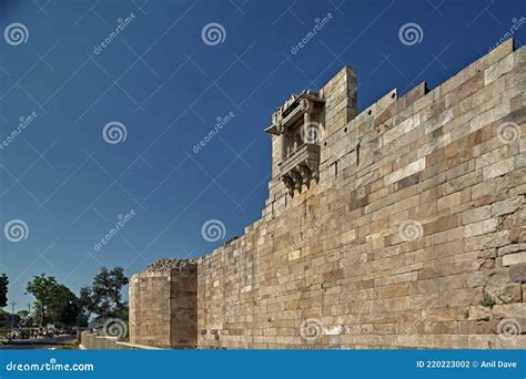 Champaner Fort Wall-Champaner-Pavagadh Archaeological Park, a UNESCO ...