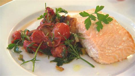 Lachsfilet auf Paprikagemüse mit Tomate Rezept von Frank Rosin