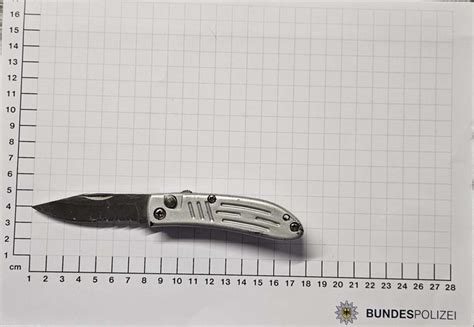 BPOL NRW Bundespolizisten Stellen Einhandmesser Sicher