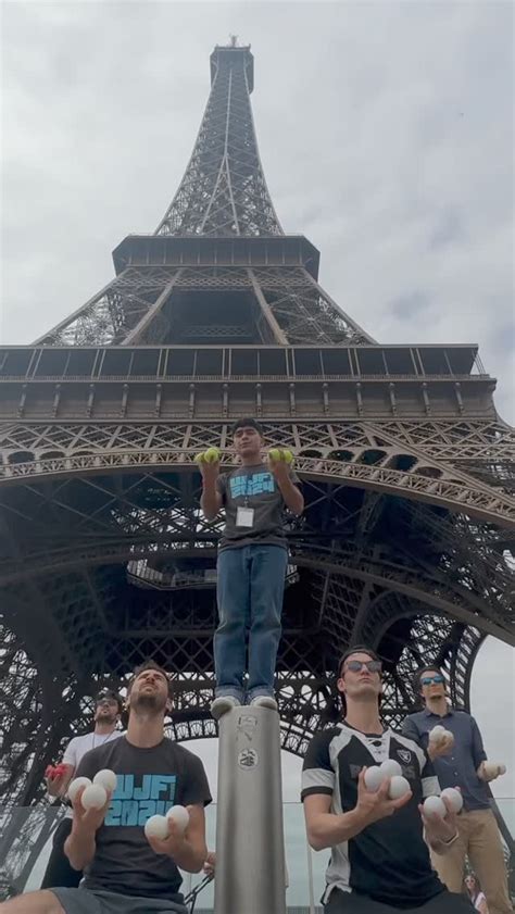 Malabares En La Torre Eiffel Con Los Amigos Del Malabarismo Mundial