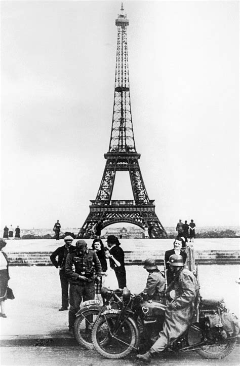 German Soldiers In Front Of The Eiffel Tower Paris 1940 Paris Fell