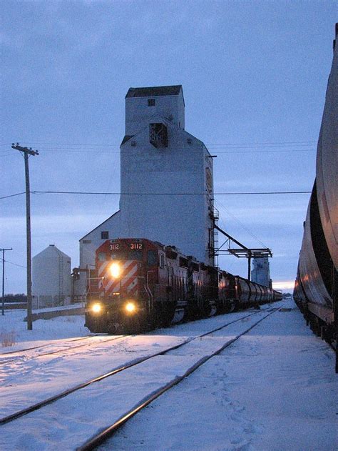 CP 3112 Redvers | CP 3112 GP38-2 works P34 during a winter e… | Flickr