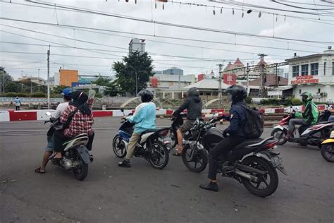 Foto Tolak Penutupan Pelintasan Sebidang Di Stasiun Senen Warga