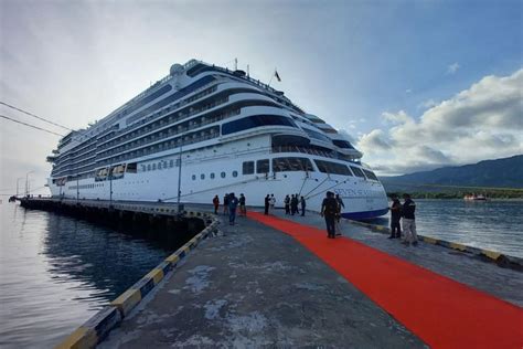 Kapal Pesiar Sandar Di Buleleng Ratusan Turis Asing Berwisata Ke Pura