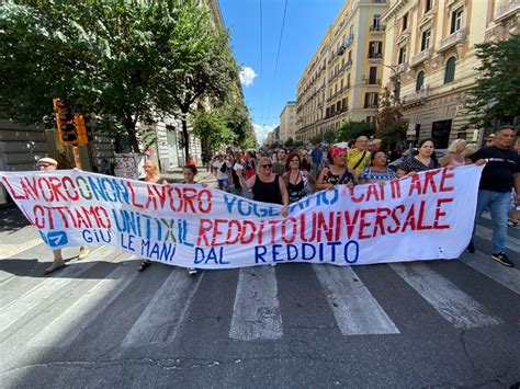 Rdc In Centinaia Sfilano A Napoli Contro Il Taglio Rabbia E Slogan