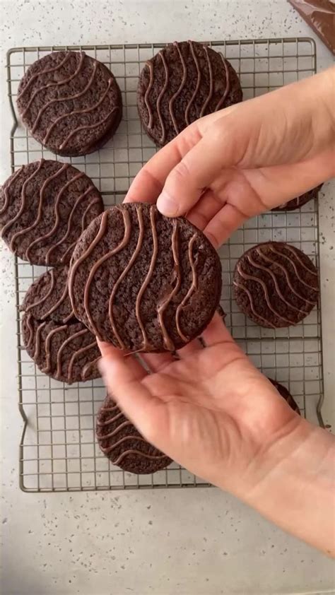 Rich Chocolate Sandwich Cookies Filled With A Silky Chocolate Filling — These Homemade Fudge