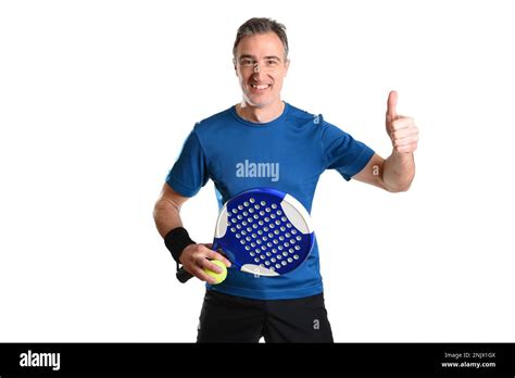 Hombre Sonriente Con La Raqueta Y La Bola Del P Del Vestido En Ropa Del