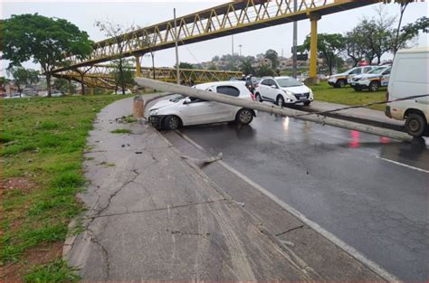 Carro Bate E Derruba Poste Na Regi O Oeste De Belo Horizonte Minas