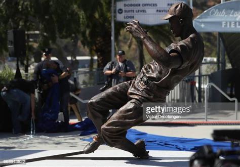 Los Angeles Dodgers Unveil Jackie Robinson Statue Photos Et Images De Collection Getty Images