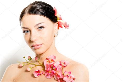 Ritratto Di Giovane E Bella Donna Spalle Nude Spa Sexy Bruna Ragazza Con Fiore Orchidea Nella