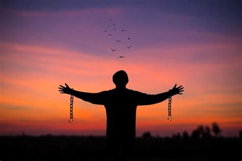 La Silueta De Un Joven Parado Solo Con Un Hermoso Cielo Al Atardecer