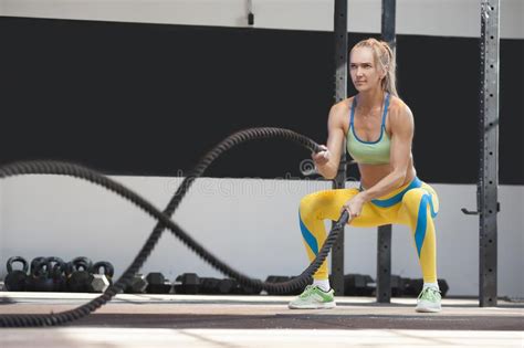 Retrato Del Entrenamiento Deportivo De La Mujer Con Las Cuerdas De La