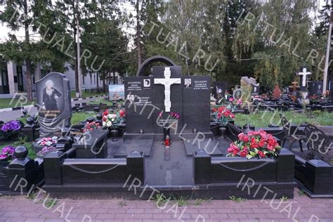 Памятник с цветником на могилу из гранита в Москве