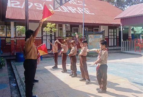 Latihan Rutin Dengan Materi Mengenalkan Smaphore Warta Pramuka