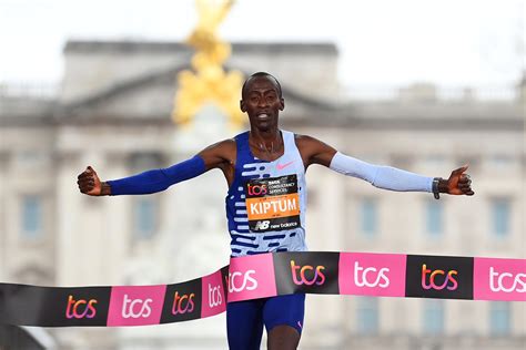 London Marathon 2023 LIVE: Latest updates as Kelvin Kiptum breaks men’s ...