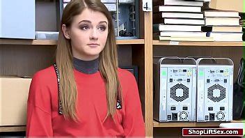 Ladrón de tiendas de 19 años chupa la polla de los oficiales XVIDEOS