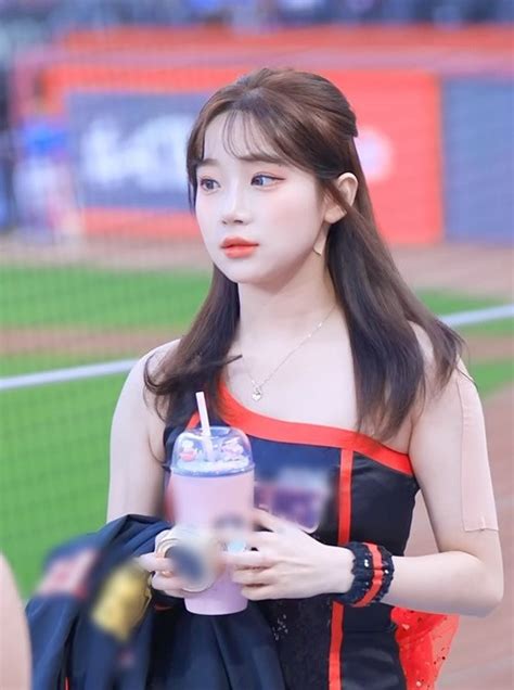 Hot girl gây sốt nhờ nhan sắc đẹp như người mẫu AI Báo Tri thức và Cuộc sống TIN TỨC PHỔ