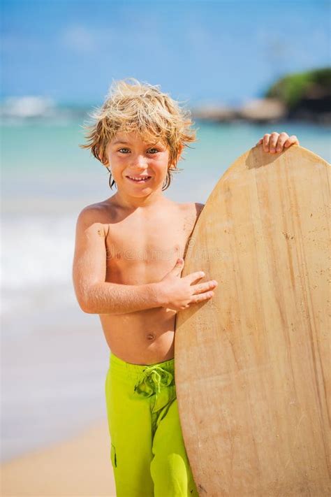 Muchacho Joven Feliz Que Se Divierte En La Playa El Vacaciones Imagen