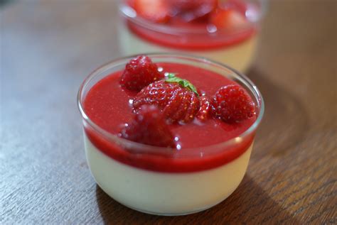 Panna Cotta Vanille Et Coulis De Fruits Rouges Au Petit Gargouillis