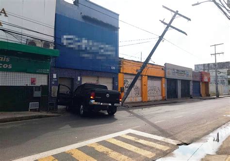 Caminhonete Bate E Deixa Poste Inclinado No Bairro Da Cal Ada Em