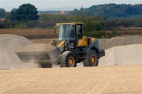 Si Ribalta Un Escavatore In Provincia Di Como Operaio Muore Schiacciato