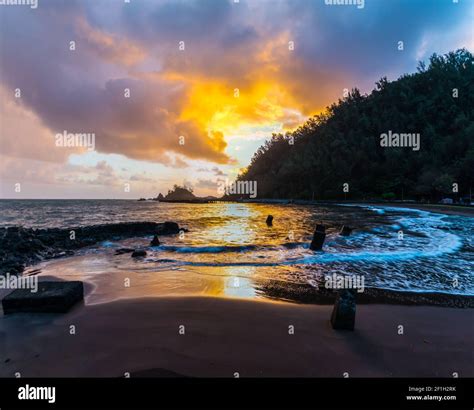 Sunrise at Hana Bay Beach Park, Hana, Maui, Hawaii, USA Stock Photo - Alamy