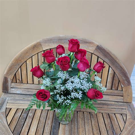 V04 The Classic One dozen Red Roses in Huntsville, AL | Country Home ...