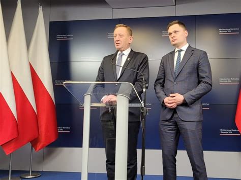 Minister Telus Zapowiada Wi Cej Pieni Dzy Dla Polski I Przed U Enie