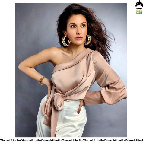 Amyra Dastur Hot Tempting And Exposing Photos Collection Se