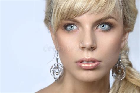 Retrato De Un Blonde Hermoso Imagen De Archivo Imagen De Belleza Cierre