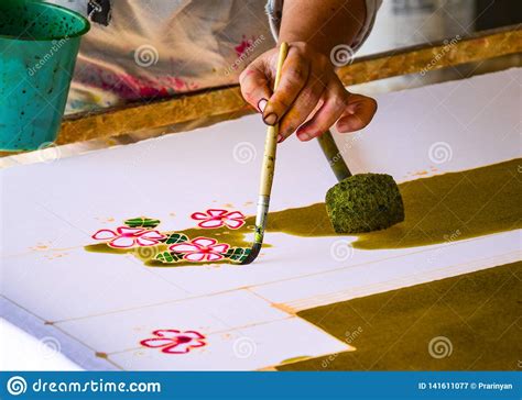 Acuarela De Pintura En La Tela Para Hacer El Batik Haciendo El Batik