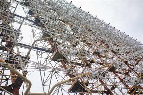 Ancien vestige du système radar Duga dans une base militaire abandonnée