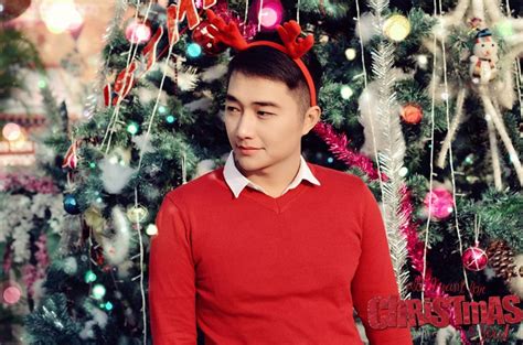 Hot boy Cảnh sát khoe ảnh Giáng sinh rực rỡ sắc đỏ