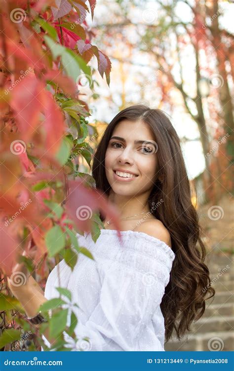 Jeune Belle Fille De Brune Avec De Longs Cheveux Image Stock Image Du