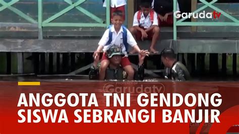 Anggota Tni Palangka Raya Gendong Siswa Arungi Banjir Yang Merendam Sd