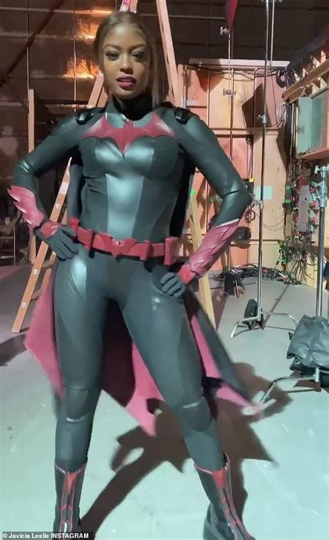 Javicia Leslie debuts her Batwoman suit as the actress films for the ...