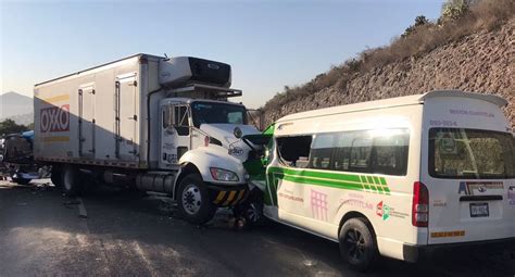 Camión del Oxxo y combi chocan en la autopista Chamapa Lechería