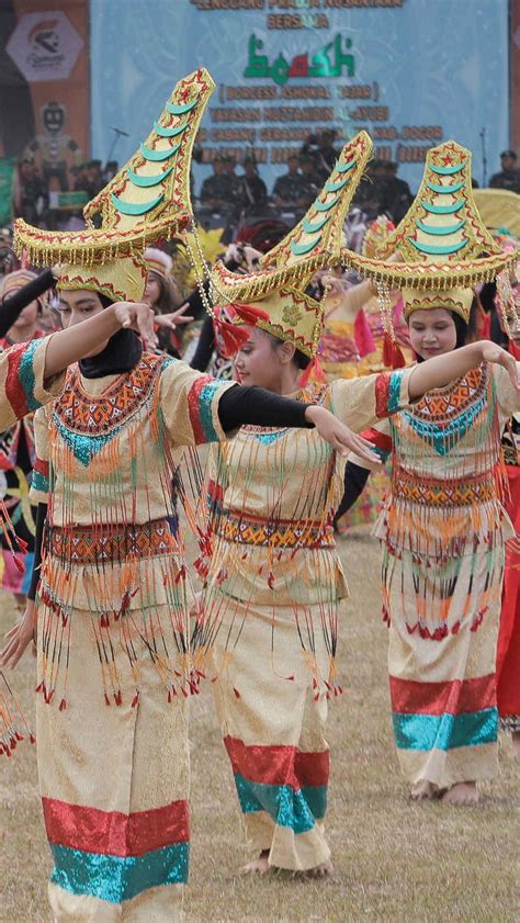 Foto Peringatan Hut Pramuka Ke 62 Tarian Kolosal Hingga Aksi Terjun