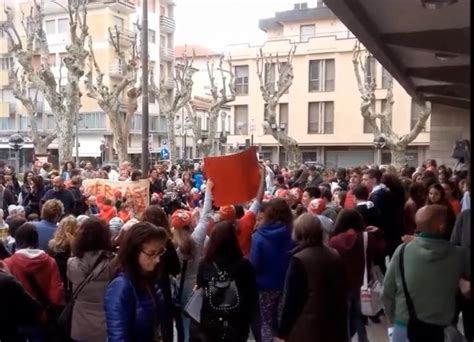 Piscina Di Viareggio Centinaia In Protesta Contro La Chiusura