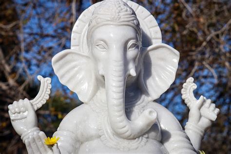 White Marble Ganesh Statue With 4 Arms Seated With Rat Mooshika On