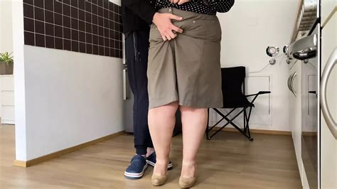 Le gros cul de ma belle mère mature sort et elle se fait enculer et lui donner une bite dans la