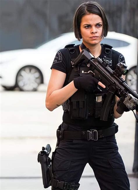 Pin By Fenny On S W A T Swat Police Female Cop Police Women