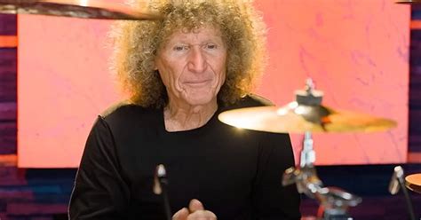 Así toca Tommy Aldridge la batería del clásico de Whitesnake Here I Go