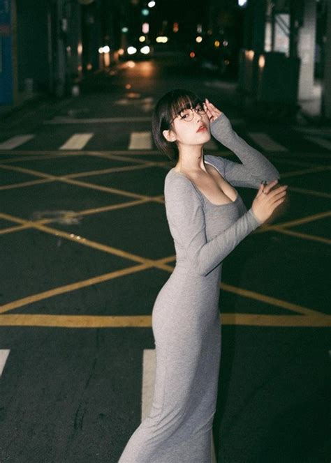 Hot girl có body siêu thực hớ hênh trên phố vì mặc bó