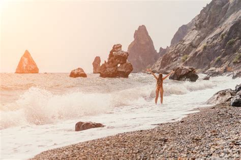 Mar De Viajes De Verano Femenino Feliz Turista En Bikini Rojo Disfruta Tomando Fotos Al Aire