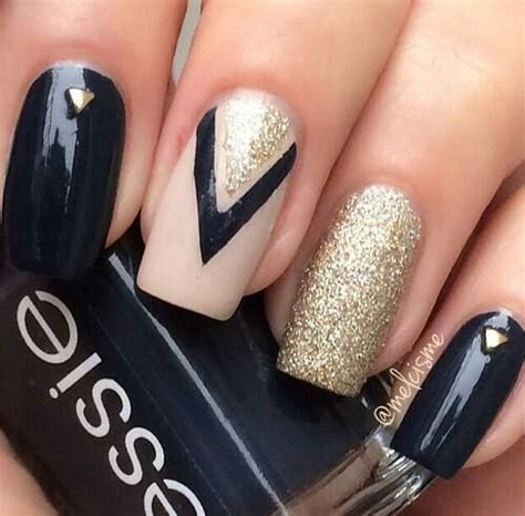 Diseño De Uñas Con Negro Nude Y Dorado IDEAS E IMÁGENES