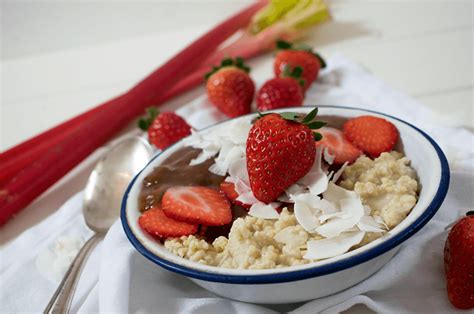 Hirse Porridge Mit Erdbeer Rhabarber Kompott The Greendorf