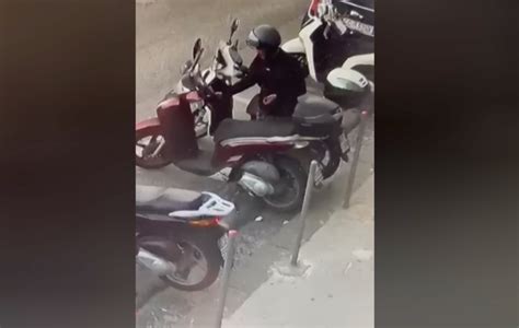 Napoli Meno Di Tre Minuti Per Rubare Uno Scooter Insella