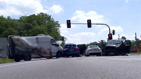 Transporter F Hrt In Wartende Fahrzeuge Mehrere Verletzte Ndr De